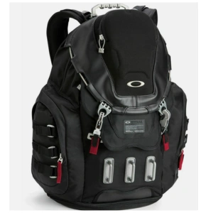 ALT: Oakley Kitchen Sink Backpack 34L Black – детайл на преден панел, ципове и катарами
